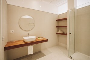 Dusche, kostenlose Toilettenartikel, Haartrockner, Handtücher