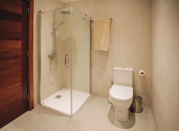 A bathroom with a glass-enclosed shower, a toilet, and a trash can. - THE HOUSE OF LINA :) (Garachico)