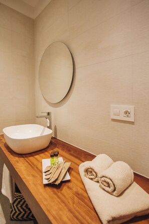 Een douche, gratis toiletartikelen, een haardroger, handdoeken