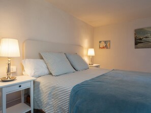 1 chambre, fer et planche à repasser, accès à Internet, literie fournie