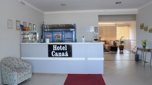 A reception desk with a sign reading "Hotel Canaa". - Hotel Canaã Express (Jarinu)