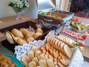 A buffet with various breads, pastries, and deli items. - Hotel Canaã Express (Jarinu)