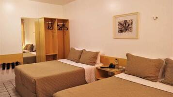 Habitación cuádruple superior | Minibar, wifi gratis y ropa de cama