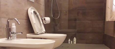 Sèche-cheveux, serviettes fournies, papier toilette