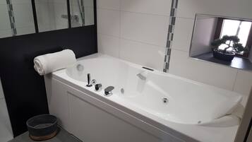 Een bad/douchecombinatie, een haardroger