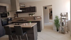 Frigorifero, microonde, forno, piano cottura