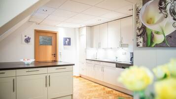 Kühlschrank, Mikrowelle, Herdplatte, Geschirrspüler