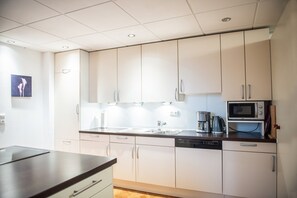 Fridge, microwave, stovetop, dishwasher - Your home-away-from-home in Oldenburg - above the rooftops of the city center (Oldenburg)
