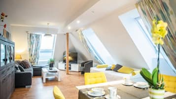 Fernseher, DVD-Player, Bücher, Stereoanlage