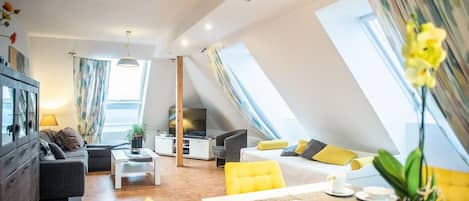 TV, DVD-spiller, bøker og stereoanlegg