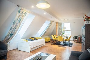 TV, DVD player, books, stereo - Your home-away-from-home in Oldenburg - above the rooftops of the city center (Oldenburg)