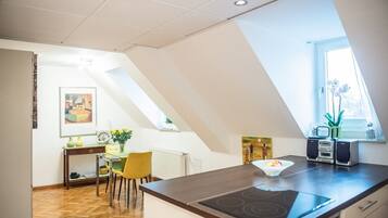 Kühlschrank, Mikrowelle, Herdplatte, Geschirrspüler