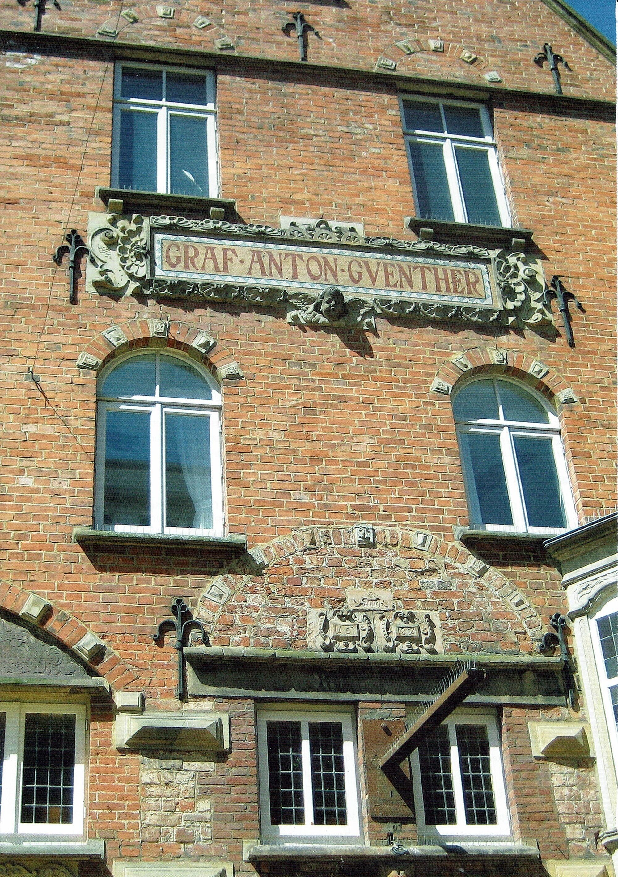 Un bâtiment en briques sur lequel on peut lire l’inscription suivante : « GRAF ANTON GVENTHER ».