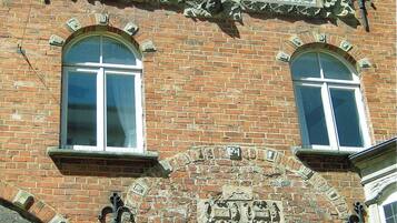 A brick building with a sign reading "GRAF ANTON GVENTHER".