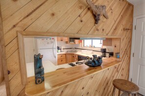 Geladeira, micro-ondas, cooktop, lava-louças