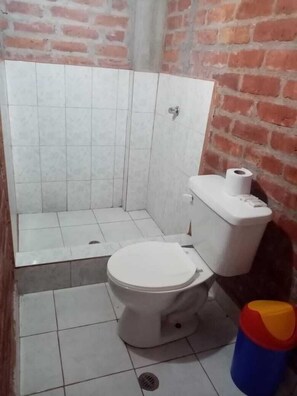 Douche, articles de toilette gratuits, savon, shampoing