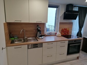 Fridge, oven, stovetop, dishwasher