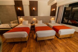 Quarto triplo | Cofres nos quartos, escrivaninha, Wi-Fi de cortesia, roupa de cama