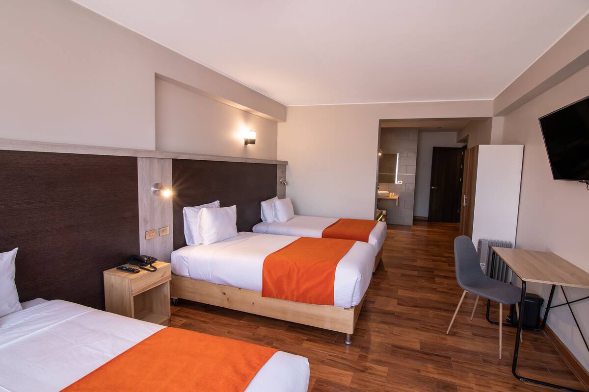 Triple Room | In-room safe, desk, WiFi (free), bed sheets