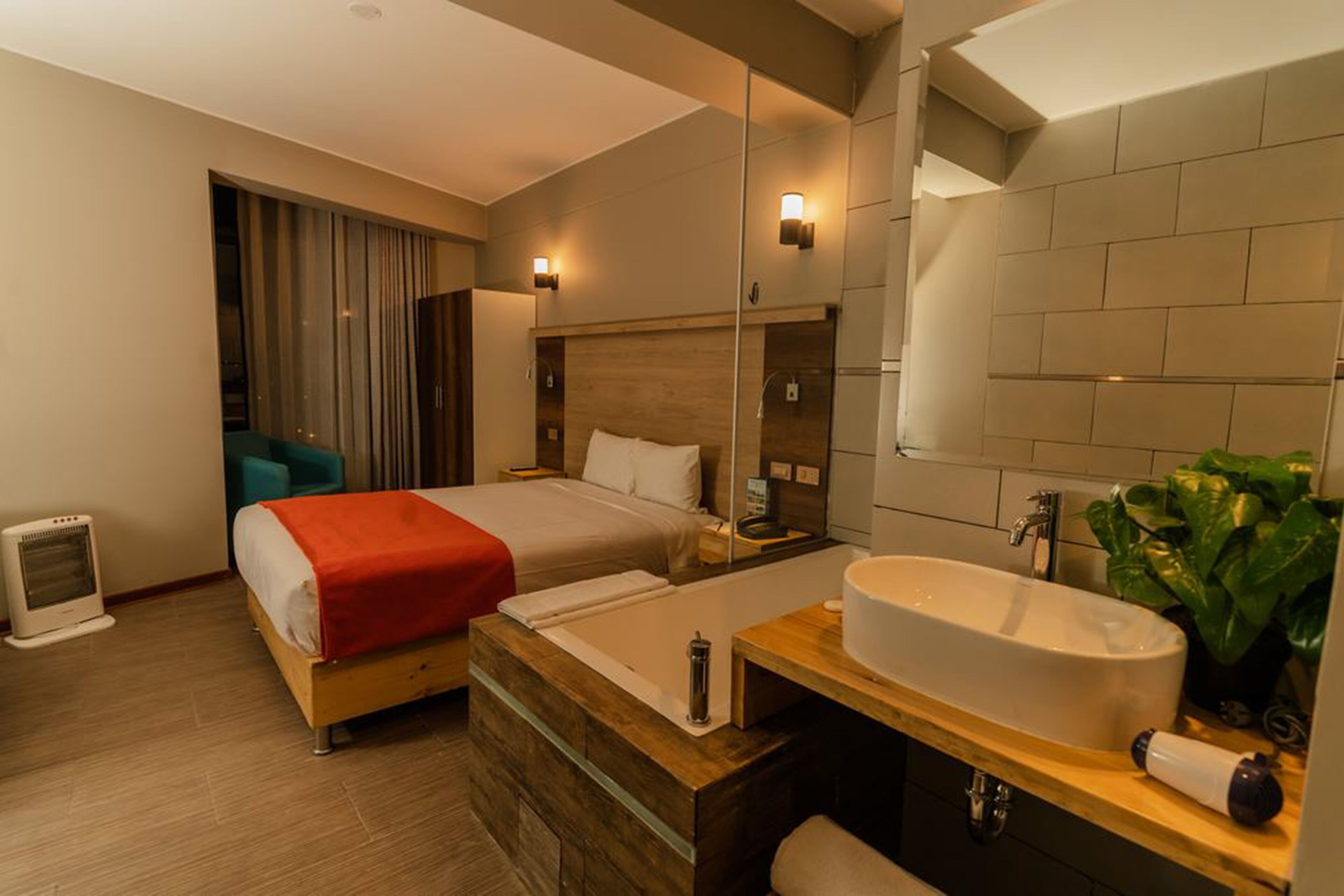 single room | in-room safe, desk, free wifi, bed sheets