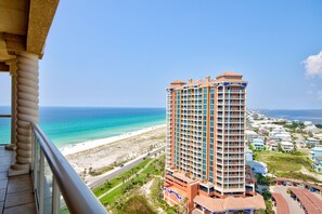 Property grounds - Spacious 18th-Floor Sky Home | Sleeps 8 | Sunset & Water Views (Pensacola Beach)