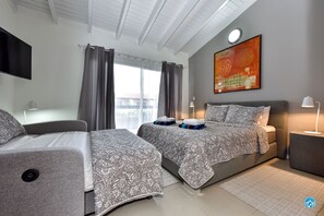 2 quartos, cofres nos quartos, ferros/tábuas de passar roupa