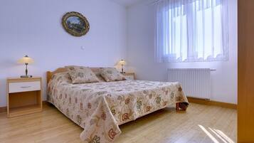 2 bedrooms, desk, free WiFi, bed sheets