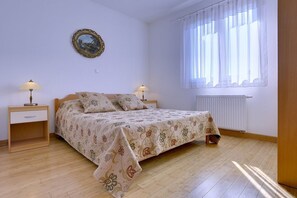 2 bedrooms, desk, free WiFi, bed sheets - New holiday flat with parking, climate in a quiet area of Pula (Pula)
