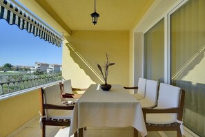 Outdoor dining - New holiday flat with parking, climate in a quiet area of Pula (Pula)