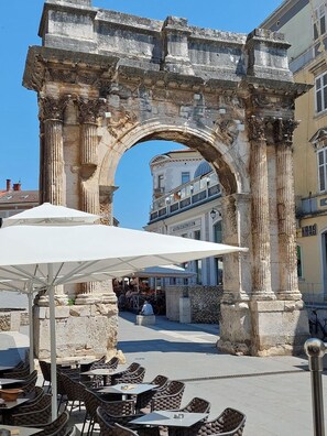Outdoor dining - New holiday flat with parking, climate in a quiet area of Pula (Pula)