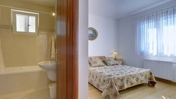 2 bedrooms, desk, free WiFi, bed sheets