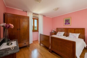 5 quartos, escrivaninha, Wi-Fi de cortesia, roupa de cama