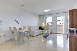 Living area - Just 400 metres from the beach with washing machine, WLAN, air conditioning (Liznjan)