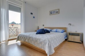 1 bedroom, desk, free WiFi, bed sheets