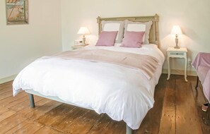 4 bedrooms, travel cot, free WiFi, bed sheets