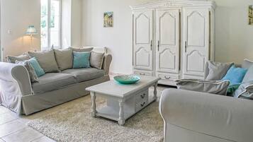 Fireplace, DVD player, table tennis, stereo