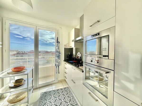 Kylskåp, mikrovågsugn, ugn och spishäll