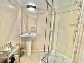 Bathtub, hair dryer, towels