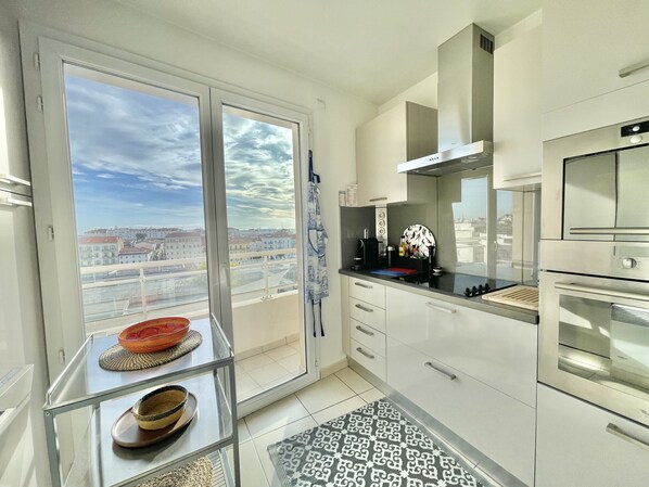 Kühlschrank, Mikrowelle, Ofen, Herdplatte