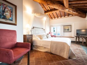 6 bedrooms, iron/ironing board, Internet, bed sheets