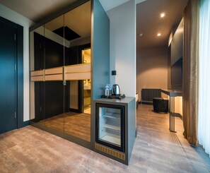 Superior Room | 防敏寢具、房內夾萬、手提電腦工作空間、遮光窗簾/窗簾