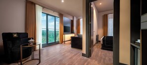 防敏寢具、房內夾萬、手提電腦工作空間、遮光窗簾/窗簾