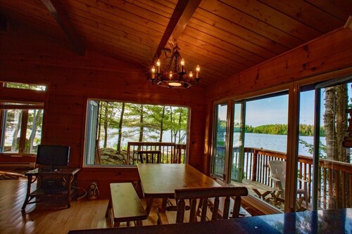 Sun Filled Muskoka Beach Cottage on Lake of Bays