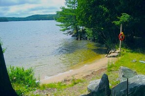 En la playa, sillas reclinables de playa