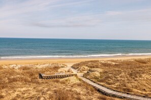 På stranden