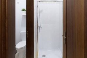 Douche, sèche-cheveux, serviettes fournies