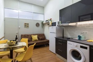 Fridge, microwave, stovetop, coffee/tea maker - Central Comfy Flat by HostWise (Porto)