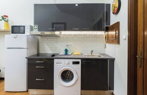 Geladeira, micro-ondas, cooktop, cafeteira/chaleira
