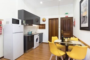 Réfrigérateur, micro-ondes, plaque de cuisson, cafetière/bouilloire