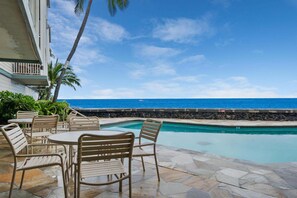 A heated pool - 🤿 Styling Oceanfront Condo! 🌅 - Hale Kona Kai 303 🐢 (Kailua Kona)
